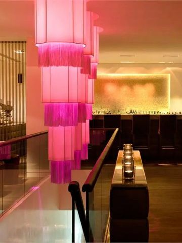 Exklusive Bar mit stimmungsvoller Beleuchtung und modernem Design