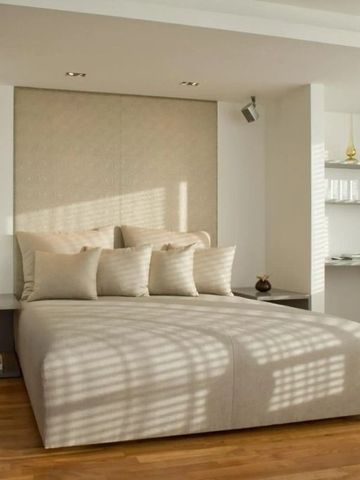 Elegantes Schlafzimmer mit Doppelbett und moderner Beleuchtung.