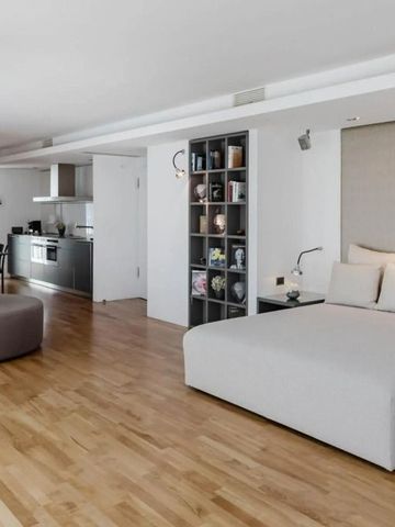 Moderne Suite mit Küchenecke und elegantem Holzfußboden