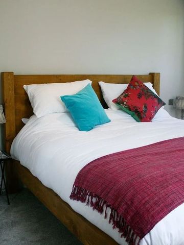 Gemütliches Bett mit bunter Dekoration