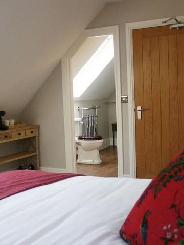 Gemütliches Schlafzimmer mit Zugang zu Bad