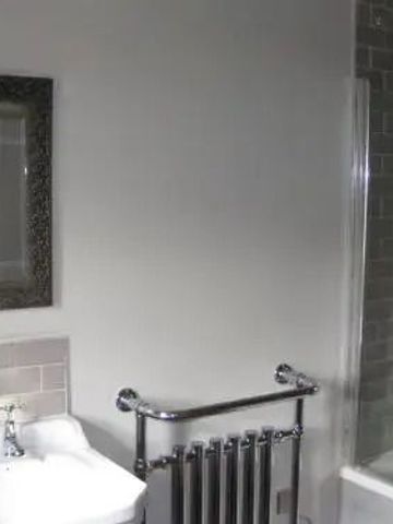 Modernes Badezimmer mit Waschbecken und Dusche