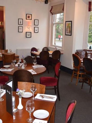 Restaurant mit gedeckten Tischen und stilvoller Einrichtung