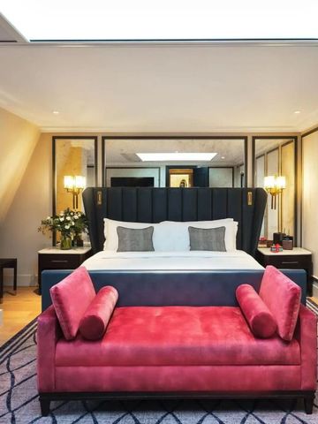 Luxuriös gestaltetes Schlafzimmer mit prunkvollem Sofa