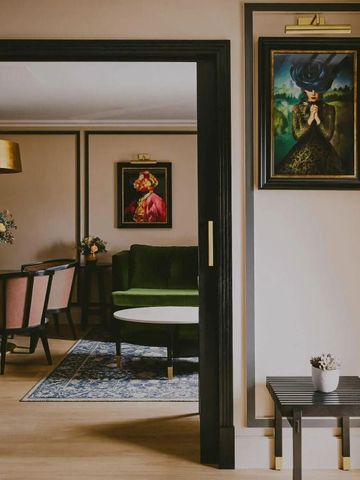 Elegante Suite mit Kunstwerken und komfortabler Sitzecke