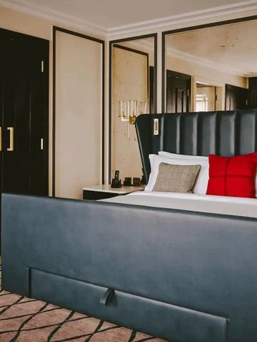 Elegantes Hotelzimmer mit stilvollem Bett und Akzentkissen