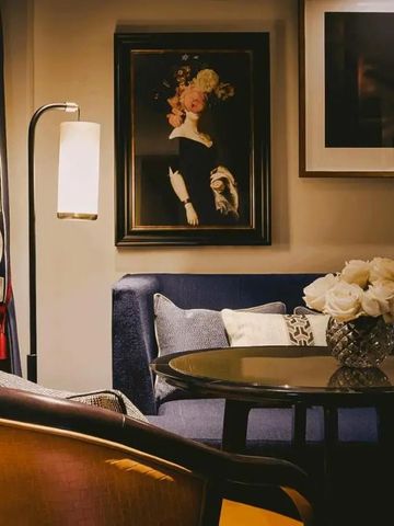 Gemütliche Sitzecke mit eleganter Kunst und Blumendekoration