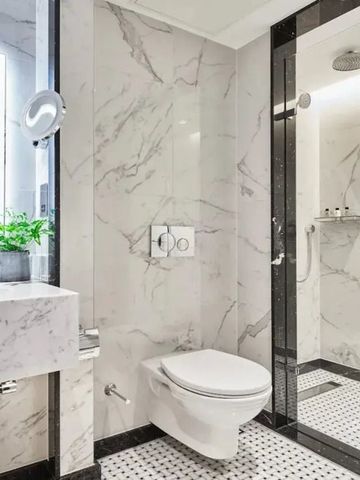 Modernes Badezimmer mit großer Dusche und Marmorwand