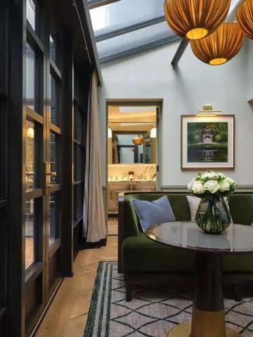 Gemütliche Lounge mit Glastüren und Hängelampen