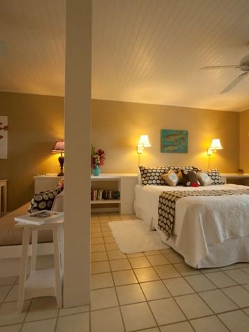 Hotelzimmer mit warmen Farbtönen und stimmungsvoller Beleuchtung.