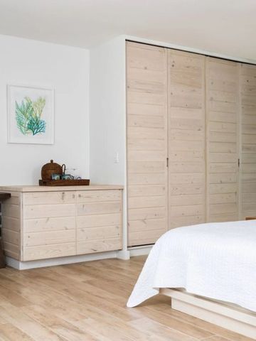 Helles Zimmer mit Holzmöbeln und maritimen Akzenten.