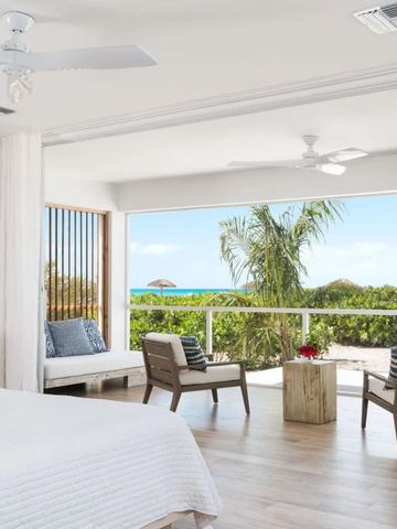 Helles Hotelzimmer mit Blick auf den Garten und das Meer