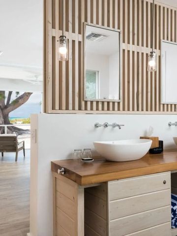 Modernes Badezimmer mit Doppelwaschbecken und Meerblick