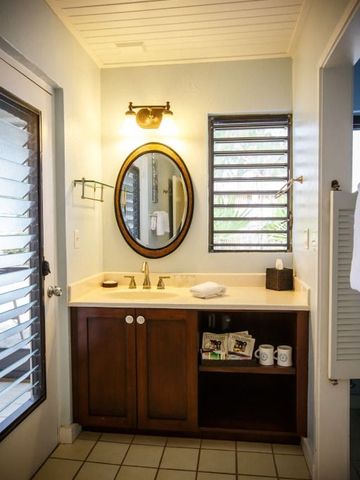 Stilvolles Badezimmer mit Holzwaschtisch und Spiegel