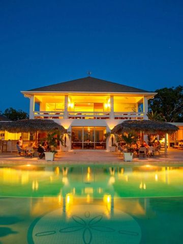 Abendliche Poolansicht vor eleganter Villa mit Beleuchtung