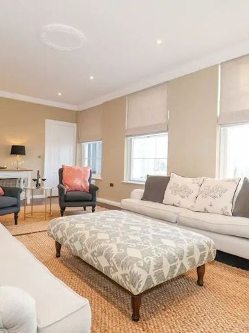 Eleganter Wohnbereich mit gemütlichen Sofas und großen Fenstern.