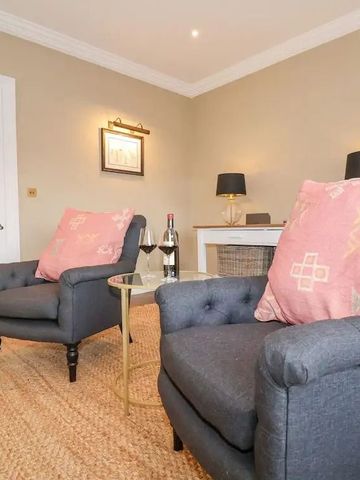 Gemütliches Wohnzimmer mit eleganten Sesseln und stilvoller Dekoration im Hotel