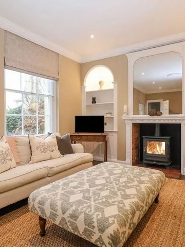 Gemütliches Wohnzimmer mit Kamin und Sofas.