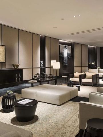 Elegante Hotel-Lounge mit bequemen Sitzecken und moderner Kunst an der Wand