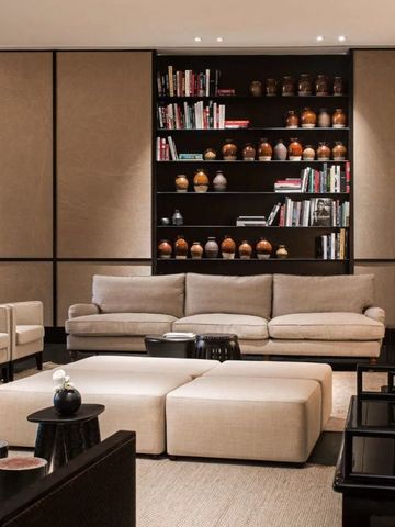 Gemütlicher Loungebereich mit Bücherregalen und eleganten Sofas