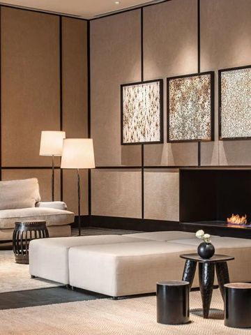 Moderner Lounge-Bereich mit Kamin und stilvollen Kunstwerken