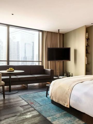 Luxuriöses Hotelzimmer mit großem Fenster und stilvollem Interieur