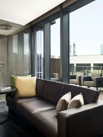 Elegante Suite mit moderner Terrasse und Stadtblick