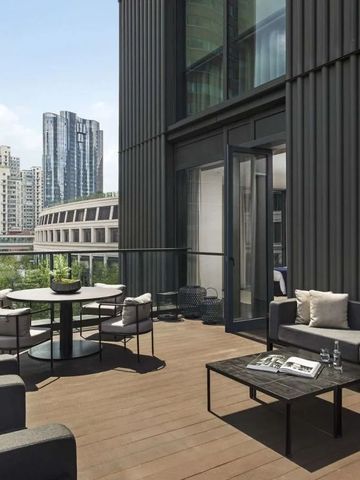 Große Terrasse mit Sitzgelegenheiten und Blick auf die Stadt