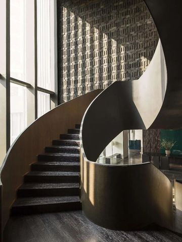 Elegante Wendeltreppe mit modernen architektonischen Details im Hotel.