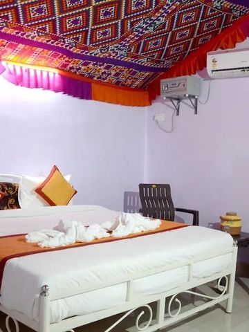 Farbenfrohes Zimmer mit traditionellem Dekor und Doppelbett