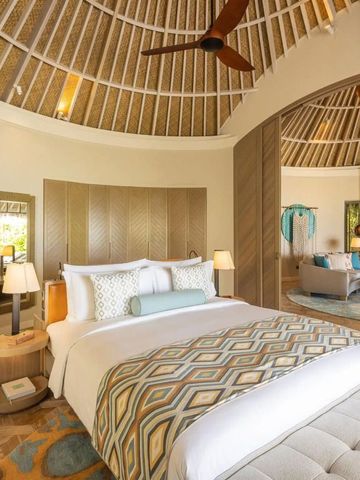 Elegantes Schlafzimmer in einer Villa mit modernem Design und gemütlichem Ambiente.