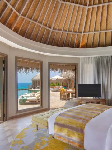 Luxuriöses Schlafzimmer mit direktem Zugang zur Terrasse mit Blick auf das Meer.