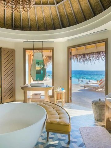 Freistehende Badewanne mit Meerblick und stilvollem Interieur