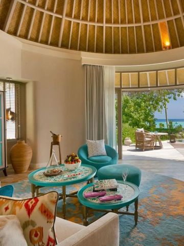 Helle Villa mit stilvollen Möbeln und freiem Blick auf das Meer