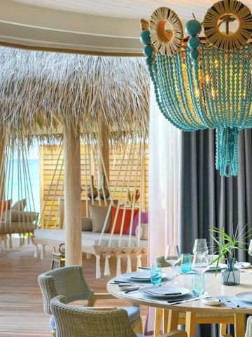 Eleganter Essbereich mit Blick auf das Meer und luxuriösem Kronleuchter