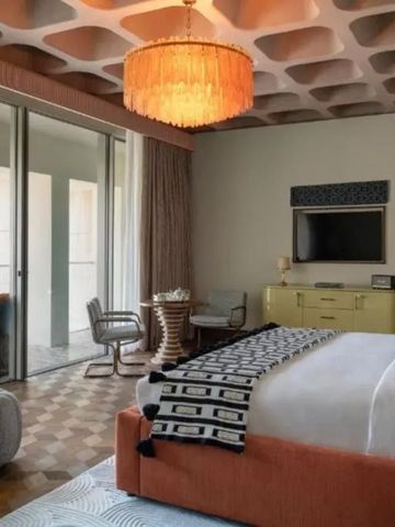 Helles Hotelzimmer mit Balkon und Designerbeleuchtung