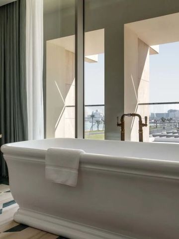 Freistehende Badewanne mit Panoramablick über die Stadt