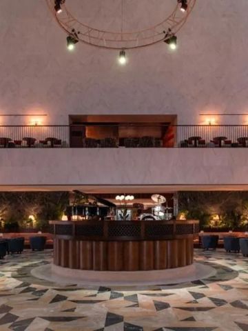 Geräumige Lobby mit imposantem Kronleuchter und gemütlicher Sitzgelegenheit