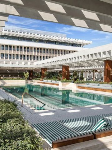 Sonniger Poolbereich mit eleganten Liegen und moderner Architektur