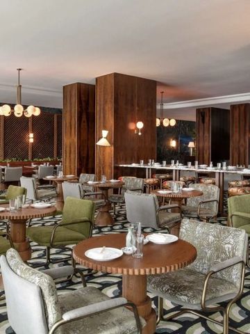 Stilvolles Restaurant mit üppiger Dekoration und gemütlicher Atmosphäre