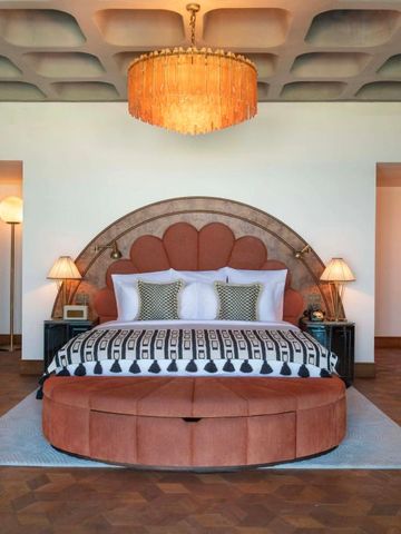 Luxuriöses Hotelzimmer mit rundem Bett, dekorativen Seitenlampen und stilvollem Design