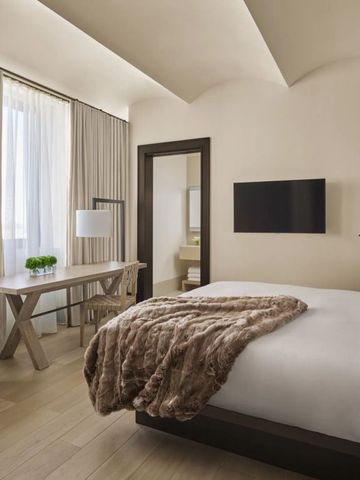 Schickes Hotelzimmer mit großem Bett und natürlichem Licht durch große Fenster