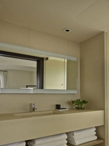 Modernes Badezimmer mit großem Spiegel und eleganter Ausstattung