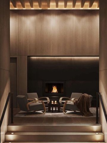 Gemütliche Lounge-Ecke mit Kamin und Sesseln