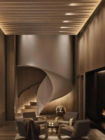 Moderne, geschwungene Treppe in stilvoller Umgebung