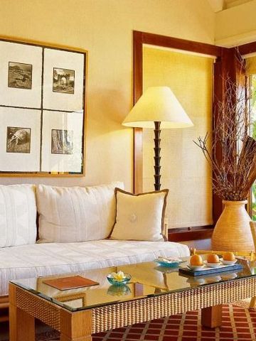 Gemütlicher Wohnbereich mit Sofas und großen Fenstern mit Gartenblick