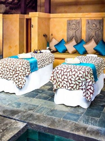 Luxuriöser Spa-Raum mit Massagebetten und entspannender Atmosphäre