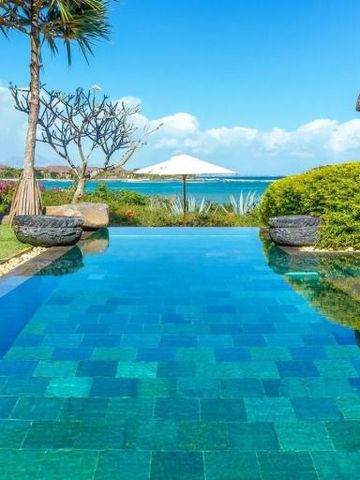 Infinity Pool mit Blick auf das Meer und umgebende Natur