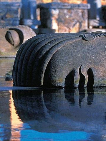 Skulpturen im Wasser, reflektierende Oberfläche mit Steinstruktur