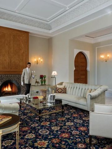 Luxuriöses Wohnzimmer mit Kamin und stilvollen Möbeln